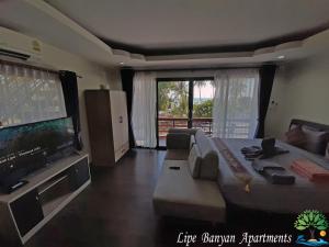 Lipe Banyan Apartments的电视和/或娱乐中心