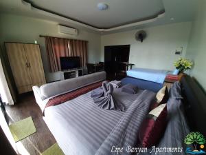 Lipe Banyan Apartments客房内的一张或多张床位