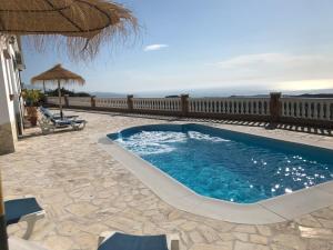 uma piscina com vista para o oceano em Casablanca em Iznate