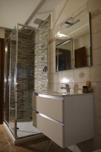 La salle de bains est pourvue d'un lavabo et d'une douche. dans l'établissement Agriturismo Verbena, à Castiglione del Lago
