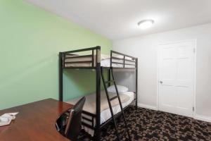 Katil dua tingkat atau katil-katil dua tingkat dalam bilik di Ramada by Wyndham Oceanside