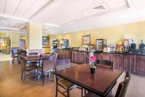 A restaurant or other place to eat at Holiday Inn Express & Suites - Mobile - I-65, an IHG Hotel