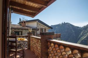 balcón con vistas a las montañas en Casa Ziretto, en Castelmola