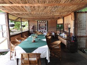 comedor con mesa y sillas en Norman Carr Cottage en Monkey Bay