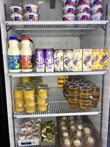 einen Kühlschrank mit vielen Speisen und Getränken in der Unterkunft Hiawatha Lodge Inn in Eagle River