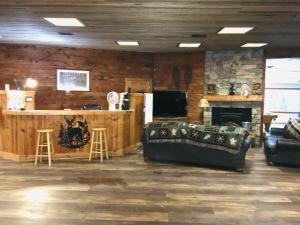 a living room with a bar and a fireplace at Hiawatha Lodge Inn in Eagle River