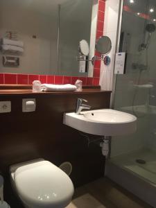 サン・クレマン・ド・リヴィエールにあるKyriad Montpellier Nord Parc Euromédecineのバスルーム(白いトイレ、シンク付)