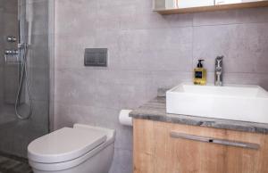 Un baño de Deluxe Apt w/ Rooftop Pool in The Heart of Kyrenia 14 fotos más