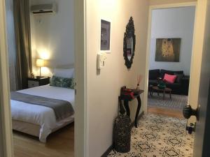 1 dormitorio con 1 cama y sala de estar en Athens Plaka Paul’s House, en Atenas