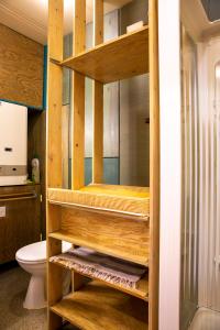 La salle de bains est pourvue d'un placard en bois et de toilettes. dans l'établissement Gite Panda La Sylve, à Tenneville