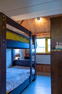 een slaapkamer met 2 stapelbedden in een huis bij Gite Panda La Sylve in Tenneville