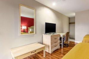 TV a/nebo společenská místnost v ubytování Econo Lodge