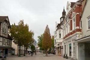 een stadsstraat met gebouwen en een kerstboom bij Schusterbude in Bad Salzuflen