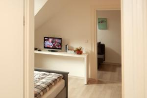 een kamer met een bed en een tv aan de muur bij Schusterbude in Bad Salzuflen