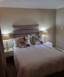 Ένα ή περισσότερα κρεβάτια σε δωμάτιο στο Little Elm Cottage