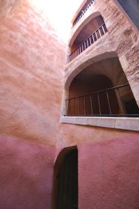 a building with a window and a balcony at Pézenas Cocoon in Pézenas