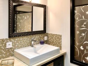 佩澤納斯的住宿－Pézenas Cocoon，浴室设有白色水槽和镜子