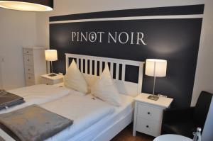 En eller flere senge i et værelse på Dinoris Boutique Hotel