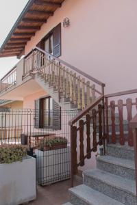 een huis met een trap en een hek bij casa vacanze al paesello in Orezzo