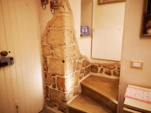 un horno de piedra en una habitación con puerta en Vacanze Romantiche a Modica, en Módica