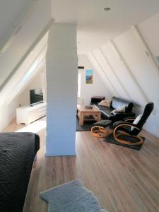 a living room with a couch and a column at Ferienhaus Mia, Urlaub mit Hund, eingezäunter Garten, Friedrichskoog-Spitze in Friedrichskoog