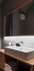 een badkamer met een witte wastafel en een spiegel bij Stella Sky in Ljubljana