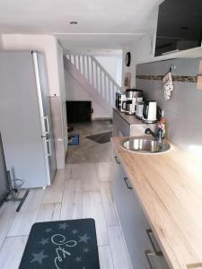 Η κουζίνα ή μικρή κουζίνα στο Ferienhaus Mia, Urlaub mit Hund, eingezäunter Garten, Friedrichskoog-Spitze