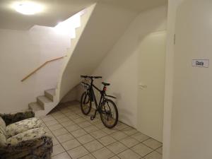 una bicicleta estacionada en una habitación con una escalera en Ferienwohnung am Berggrabenweg en Ilmenau