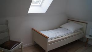 a small bed in a room with a window at Ferienwohnung Lohf in Handewitt