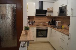 een keuken met witte kasten en een houten aanrecht bij Feriendomizil-Sauerland FeWo 3 in Medebach