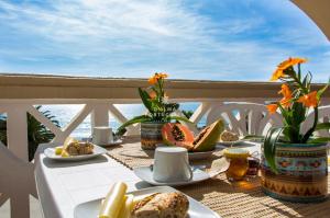 un tavolo con prodotti per la colazione su un balcone di Apartment Aveiros Beach- D´Alma Amado a Vale de Pedras