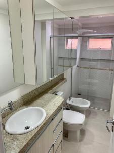 Et badeværelse på B Camboriú Praia, Amplo, Confortável e Econômico