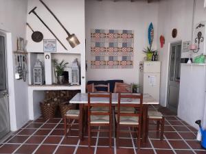 een keuken met een tafel en stoelen in een kamer bij Casa Coloridos in Óbidos