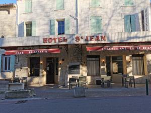 una señal de hotel en la parte delantera de un edificio en Le Saint Jean, en Barbentane
