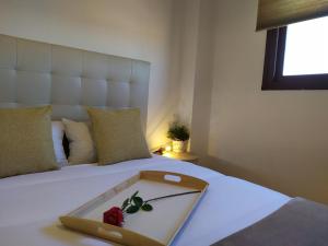 taca z różą na łóżku w obiekcie My Suites Madrid - Aeropuerto Ifema w Madrycie +37 zdjęć