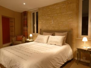Un pat sau paturi într-o cameră la Clos de la Valette