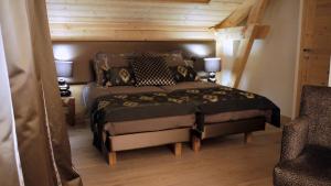 um quarto com uma cama grande num quarto em Chalet Champion 1 em Chamonix-Mont-Blanc
