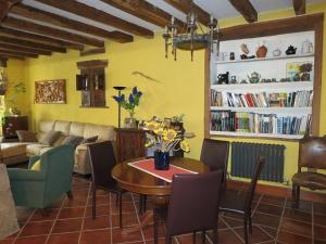 ein Wohnzimmer mit einem Sofa, einem Tisch und Stühlen in der Unterkunft Herranetxe in Bóveda