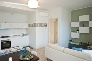 een woonkamer met een witte bank en een tafel bij LO SGUARDO in Sulzano