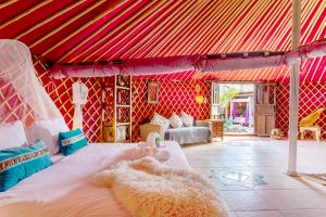 Posezení v ubytování Finca De Arrieta Village - Yurts and Stone Cottages - Shared Pool - Walking distance to Arrieta Beach - Off Grid