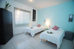 A bed or beds in a room at Htl & Suites Camino Real, ubicación, parking, facturamos