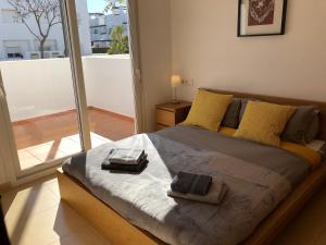 アルアマ・デ・ムルシアにあるJardin 1195のベッドルーム1室(大型ベッド1台、タオル2枚付)