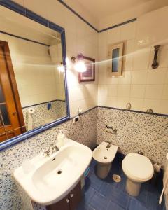 A bathroom at Flat near the sea in Pozzuoli