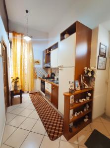 A kitchen or kitchenette at Flat near the sea in Pozzuoli