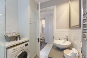 łazienka z umywalką i pralką w obiekcie Palazzino Leone - Corfu Old Town Liston Deluxe Apartment w Korfu +37 zdjęć