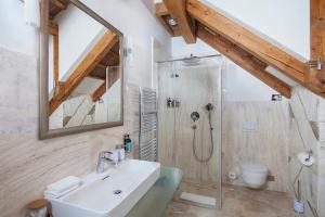 uma casa de banho com um lavatório branco e um chuveiro em Kaštieľ Kubínyi - Adult friendly em Dolný Kubín