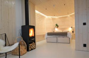 a room with a fireplace and a bed with a fire place at Ilveslinna in Laukaa