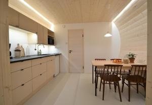 eine Küche und ein Esszimmer mit einem Tisch und Stühlen in der Unterkunft Ilveslinna in Laukaa