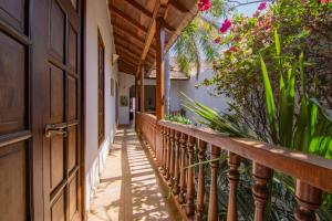 an empty hallway of a house with a door and plants at Casa Del Tejadillo in Cartagena de Indias
