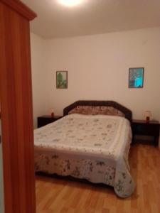 Giường trong phòng chung tại Apartmani Nedjeljka